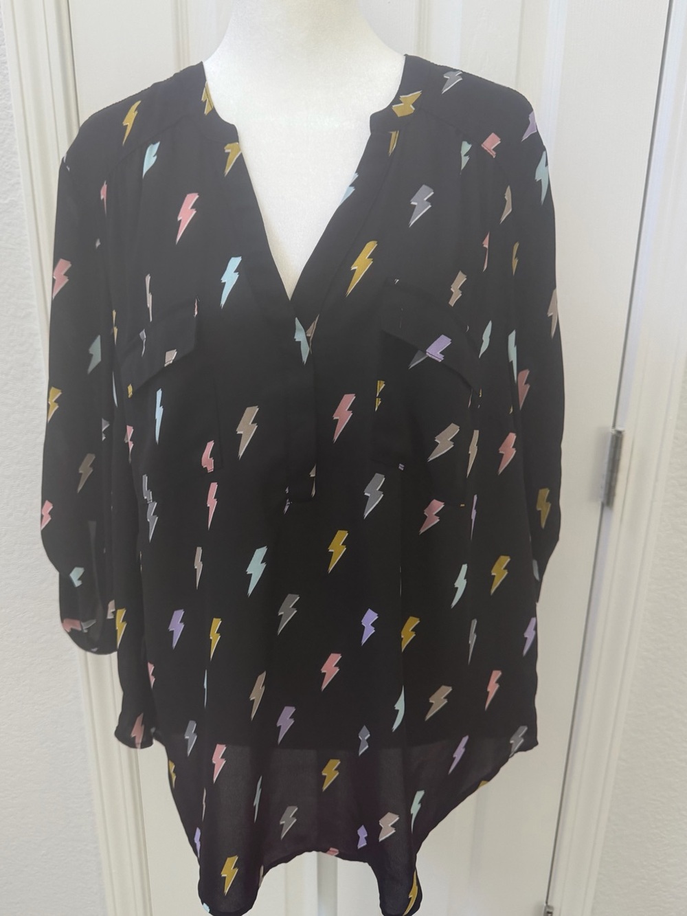 Torrid Harper Lightning Bolt Blouse Size 0 Black Pastel Georgette Pullover EUC
